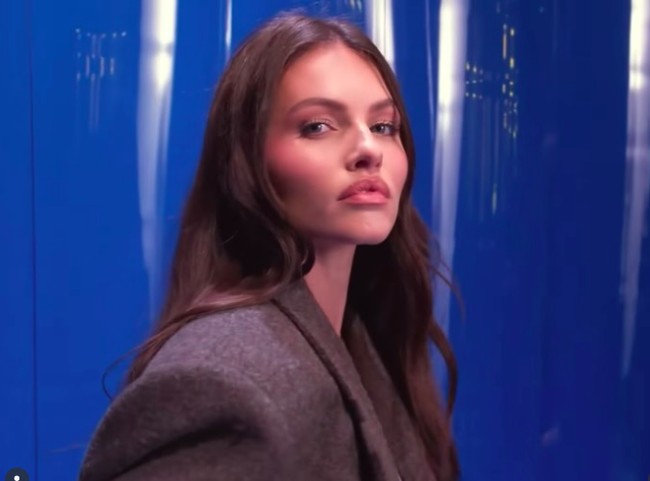 “Kamu bisa melihat fotoku ketika aku masih kecil dan tidak ada yang berubah. Orang suka membandingkan dan membuat-buat hanya karena aku memakai makeup dan lip liner tidak berarti aku (melakukan apapun) pada bibir atau wajah. Di titik tertentu, kita harus berhenti (membicarakan) itu,” tulis Thylane.Foto: Instagram Miu Miu