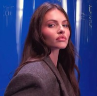 “Kamu bisa melihat fotoku ketika aku masih kecil dan tidak ada yang berubah. Orang suka membandingkan dan membuat-buat hanya karena aku memakai makeup dan lip liner tidak berarti aku (melakukan apapun) pada bibir atau wajah. Di titik tertentu, kita harus berhenti (membicarakan) itu,” tulis Thylane.Foto: Instagram Miu Miu