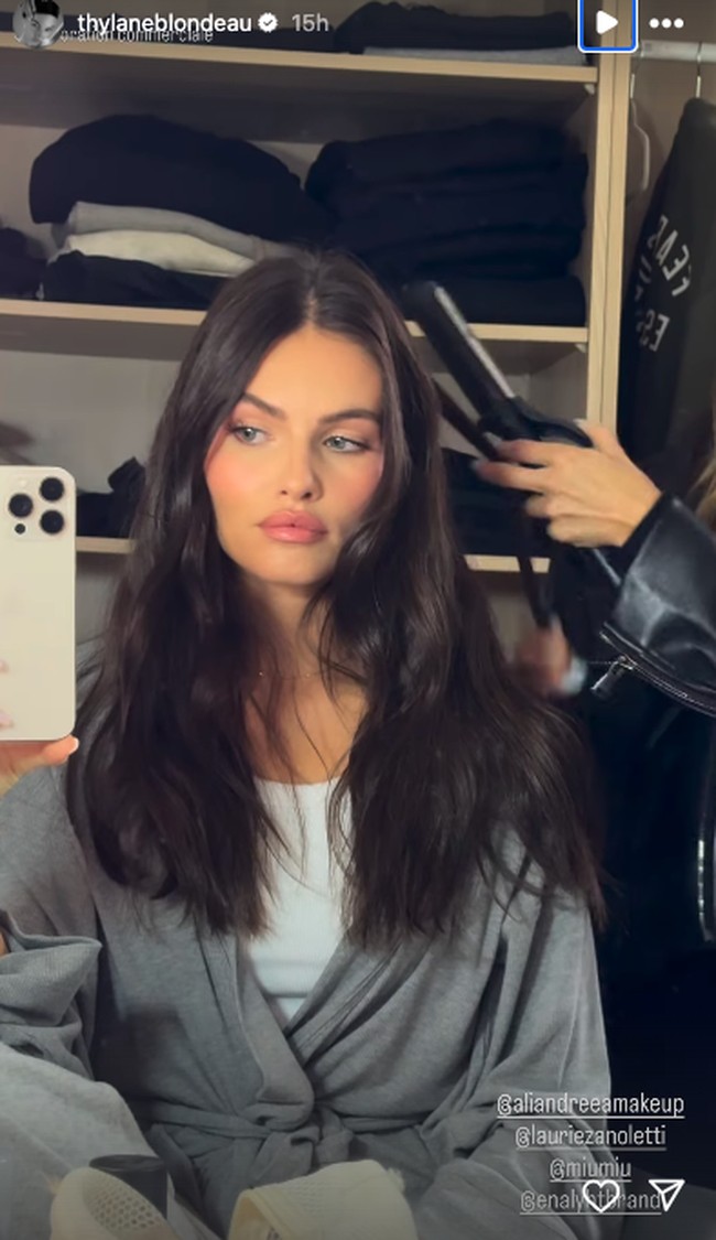 Wanita yang pernah jadi model termuda Vogue Paris itu juga memamerkan penampilan makeup flawless yang bernuansa bronzy sesuai dengan outfit. Foto: Instagram @thylaneblondeau