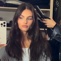 Wanita yang pernah jadi model termuda Vogue Paris itu juga memamerkan penampilan makeup flawless yang bernuansa bronzy sesuai dengan outfit. Foto: Instagram @thylaneblondeau