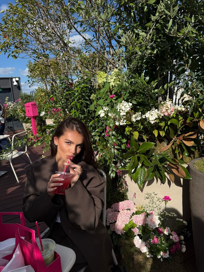 Thylane Blondeau terlihat menawan dalam balutan setelan blazer dan celana cokelat tua yang sederhana tapi elegan. Foto: Instagram @thylaneblondeau