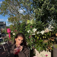 Thylane Blondeau terlihat menawan dalam balutan setelan blazer dan celana cokelat tua yang sederhana tapi elegan. Foto: Instagram @thylaneblondeau