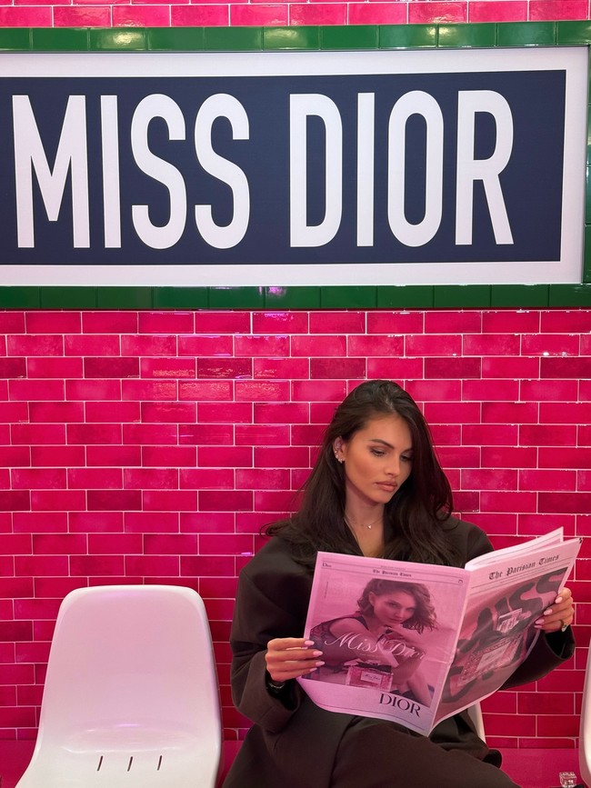 Dalam gelaran Paris Fashion Week, wanita asal Prancis itu pun hadir berbagai rangkaian acara. Begini penampilannya di event Miss Dior. Foto: Instagram @thylaneblondeau