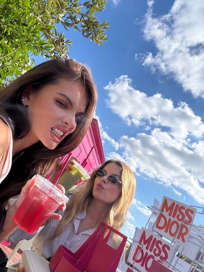 Thylane mengaku lelah dengan orang-orang yang bertanya bahkan bersikeras bahwa ia melakukan sesuatu pada wajah cantik tersebut. “Aku tahu generasi ini cenderung melakukan hal-hal lebih cepat tapi aku tidak pernah menyentuh (memperbaiki) apapun,” ujarnya. Foto: Instagram @thylaneblondeau