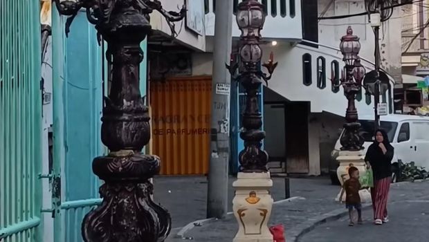 Tiang lampu hias di Kota Lama Surabaya sebelum hilang diduga dicuri