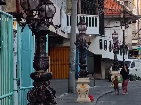 Tiang lampu hias di Kota Lama Surabaya sebelum hilang diduga dicuri