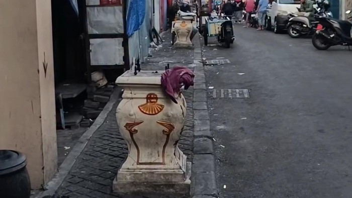 Tiang lampu hias di Kota Lama Surabaya dicuri
