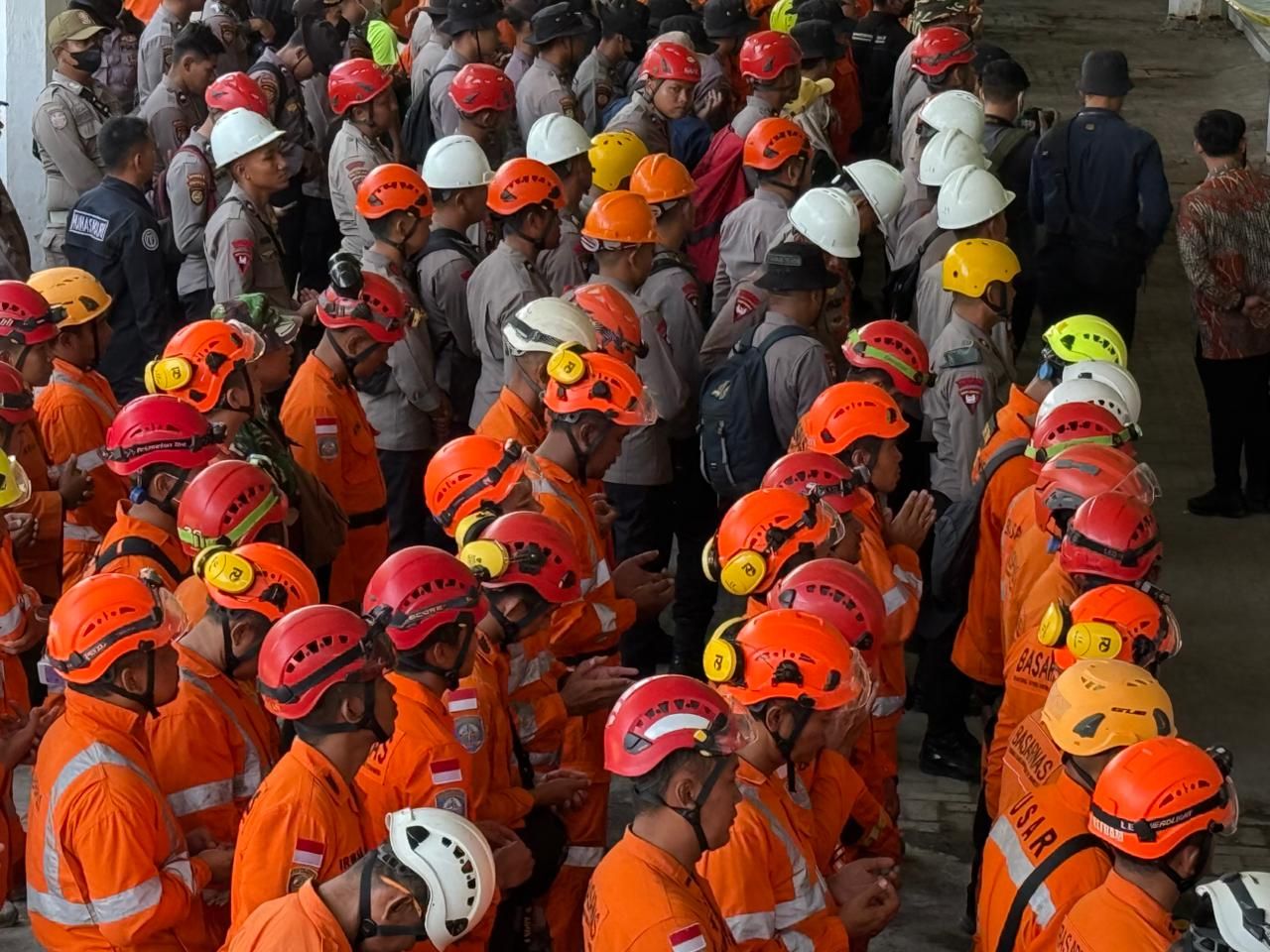 Tim gabungan melaksanakan apel penutupan pencarian dan pertolongan korban reruntuhan bangunan Musala Pondok Pesantren (ponpes) Al - Khoziny, Sidoarjo, Jawa Timur, pada Selasa (7/10/2025). (Dok. BNPB)