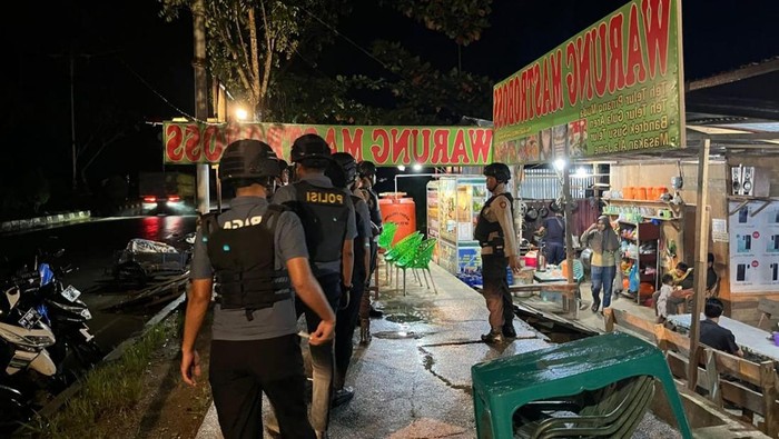 Tim Raga Polres Rohul patroli tempat tongkrongan anak muda cegah geng motor, Senin (6/10/2025) malam.