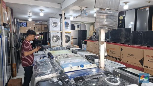 Toko-toko elektronik sepi dan hanya terjadi keramaian akibat lalu lalang kendaraan di depannya di kawasan Kramat Jati, Jakarta Timur, Selasa (7/10/2025). (CNBC Indonesia/Chandra Dwi Pranata)