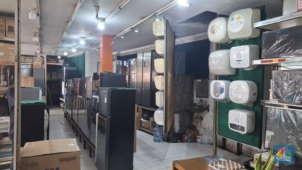 Toko-toko elektronik sepi dan hanya terjadi keramaian akibat lalu lalang kendaraan di depannya di kawasan Kramat Jati, Jakarta Timur, Selasa (7/10/2025). (CNBC Indonesia/Chandra Dwi Pranata)
