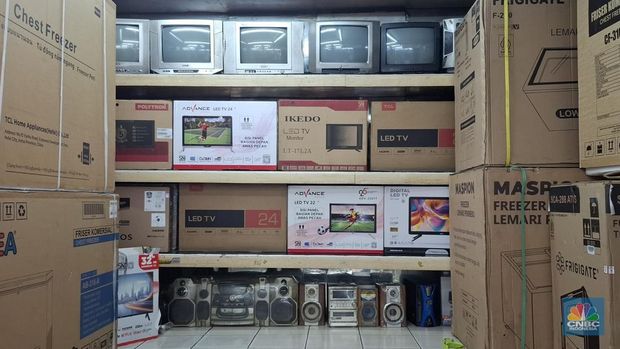 Toko-toko elektronik sepi dan hanya terjadi keramaian akibat lalu lalang kendaraan di depannya di kawasan Kramat Jati, Jakarta Timur, Selasa (7/10/2025). (CNBC Indonesia/Chandra Dwi Pranata)