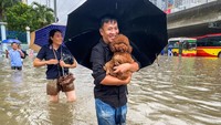 Sementara pihak berwenang terus memantau situasi dan mengimbau masyarakat agar tetap waspada dan menghindari area rawan banjir. REUTERS/Thinh Tien Nguyen