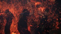 Tradisi tahunan ini menjadi bagian dari ritual penyucian alam serta ungkapan doa masyarakat setempat untuk melebur hal-hal negatif dan memohon keharmonisan semesta. Meski terlihat ekstrem, prosesi dilakukan dengan penuh kesakralan dan dipimpin oleh para pemangku adat. ANTARA FOTO/Nyoman Hendra Wibowo