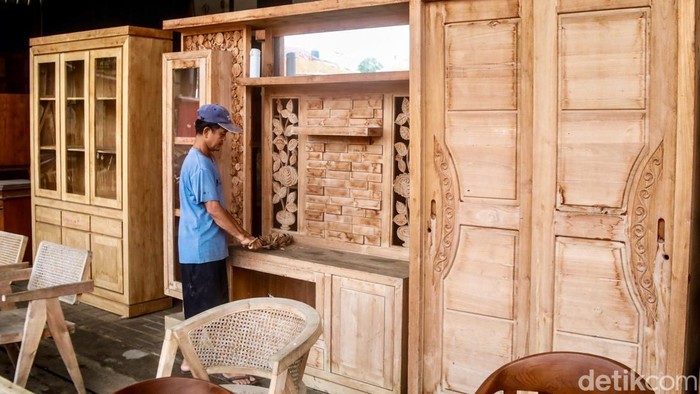 Trump Terapkan Tarif 50% untuk Furnitur Impor, Industri Mebel RI Terancam Presiden Amerika Serikat, Donald Trump, resmi memberlakukan tarif baru hingga 50% untuk produk furnitur impor, termasuk lemari dapur, meja rias, dan perlengkapan rumah tangga lainnya, mulai 1 Oktober 2025.