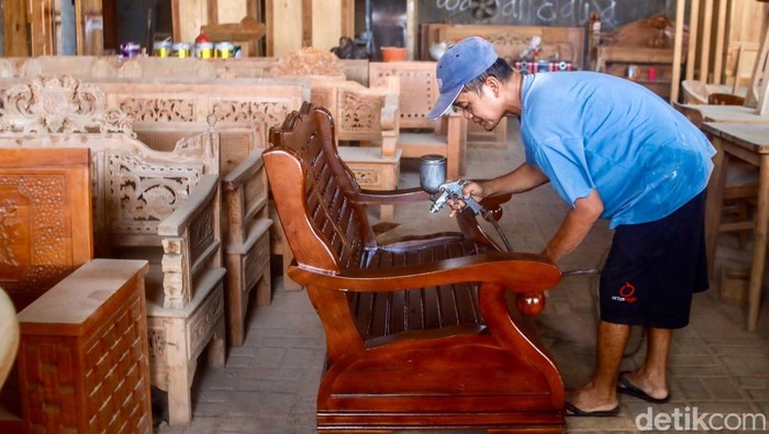 Trump Terapkan Tarif 50% untuk Furnitur Impor, Industri Mebel RI Terancam Presiden Amerika Serikat, Donald Trump, resmi memberlakukan tarif baru hingga 50% untuk produk furnitur impor, termasuk lemari dapur, meja rias, dan perlengkapan rumah tangga lainnya, mulai 1 Oktober 2025.