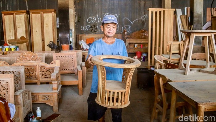 Trump Terapkan Tarif 50% untuk Furnitur Impor, Industri Mebel RI Terancam Presiden Amerika Serikat, Donald Trump, resmi memberlakukan tarif baru hingga 50% untuk produk furnitur impor, termasuk lemari dapur, meja rias, dan perlengkapan rumah tangga lainnya, mulai 1 Oktober 2025.