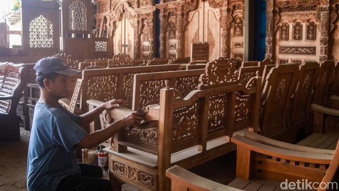 Trump Terapkan Tarif 50% untuk Furnitur Impor, Industri Mebel RI Terancam Presiden Amerika Serikat, Donald Trump, resmi memberlakukan tarif baru hingga 50% untuk produk furnitur impor, termasuk lemari dapur, meja rias, dan perlengkapan rumah tangga lainnya, mulai 1 Oktober 2025.