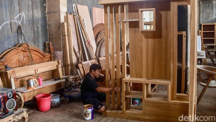 Trump Terapkan Tarif 50% untuk Furnitur Impor, Industri Mebel RI Terancam Presiden Amerika Serikat, Donald Trump, resmi memberlakukan tarif baru hingga 50% untuk produk furnitur impor, termasuk lemari dapur, meja rias, dan perlengkapan rumah tangga lainnya, mulai 1 Oktober 2025.