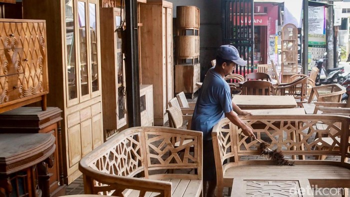 Presiden Amerika Serikat, Donald Trump, resmi memberlakukan tarif baru hingga 50% untuk produk furnitur impor, termasuk lemari dapur, meja rias, dan perlengkapan rumah tangga lainnya, mulai 1 Oktober 2025.