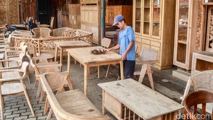 Presiden Amerika Serikat, Donald Trump, resmi memberlakukan tarif baru hingga 50% untuk produk furnitur impor, termasuk lemari dapur, meja rias, dan perlengkapan rumah tangga lainnya, mulai 1 Oktober 2025.