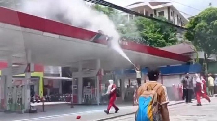 Tulisan Pertamina di atap SPBU Ambon terbakar.