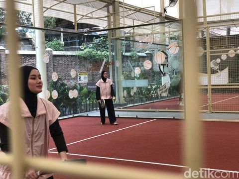 Foto deretan selebriti mulai dari Dinda Hauw, Annisa Rahma, Fenita Arie hingga Fitri Tropica ikut turnamen padel di The Raquette Temple, Bintaro.