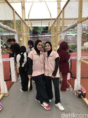 Foto deretan selebriti mulai dari Dinda Hauw, Annisa Rahma, Fenita Arie hingga Fitri Tropica ikut turnamen padel di The Raquette Temple, Bintaro.