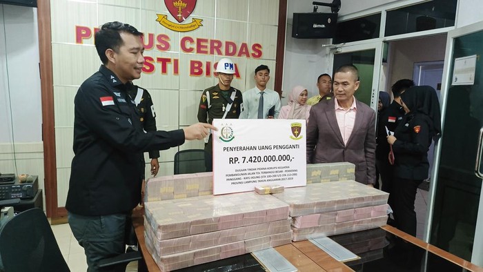 Uang yang dikembalikan dari satu tersangka korupsi jalan tol.