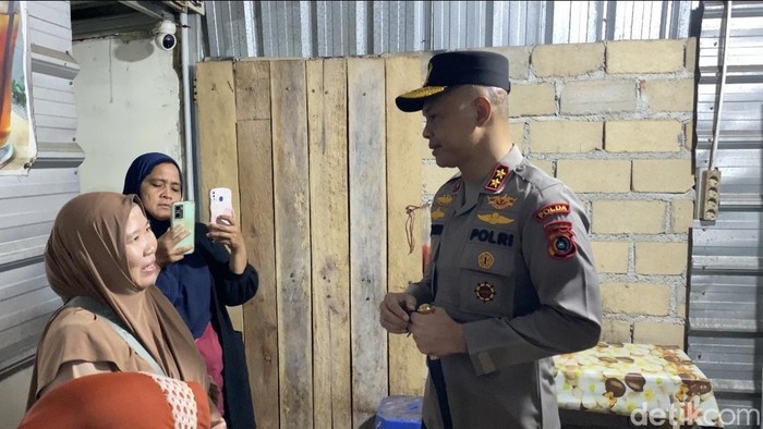Kapolda Babel Irjen Hendro bertemu dengan warga dan pedagang yang terdampak unjuk rasa ricuh PT Timah.