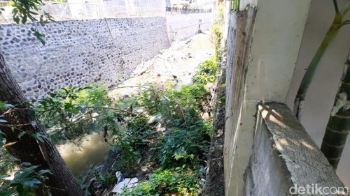 Kondisi sungai di sebelah bangunan vila yang diduga mencaplok sempadan sungai di Canggu, Kuta Utara, Badung, Selasa (7/10/2025). (Agus Eka/detikBali)