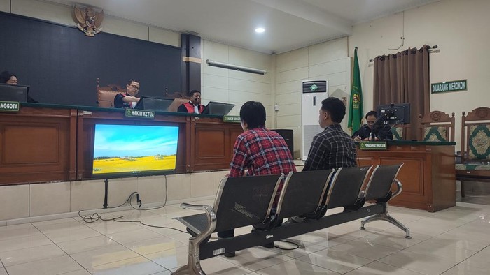 Suasana sidang vonis kedua mahasiswa penyekap polisi saat demo May Day, di Pengadilan Negeri (PN) Semarang, Kecamatan Semarang, Kota Semarang, Selasa (7/10/2025).