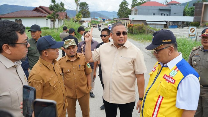 Wakil Ketua Komisi VI DPR Fraksi Gerindra Andre Rosiade meninjau jalan rusak parah di Taratak Galundi menuju Alahan Panjang, Kabupaten Solok. (dok. ist)