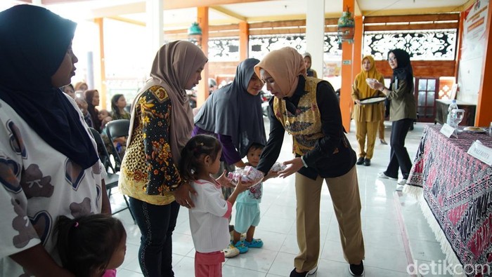 Wali Kota Ita Puspitasari menggelar pelatihan 50 emak-emak yang punya balita stunting dan wasting di Kelurahan Pulorejo, Prajurit Kulon, Kota Mojokerto.