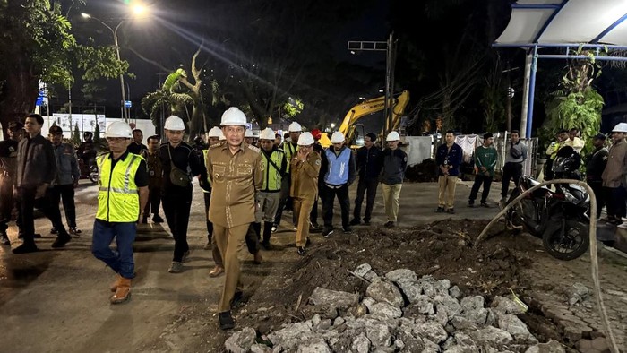 Wali Kota Malang Wahyu Hidayat meninjau proyek drainase di Jalan Soekarno-Hatta