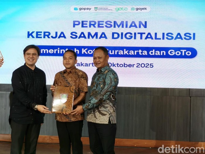 Wali Kota Solo Respati Ardi menandatangani MoU dengan GoTo di Balai Kota Solo, Selasa (7/10/2025).