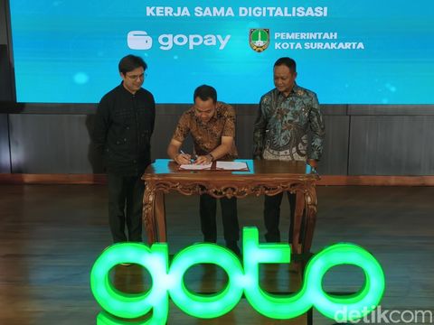 Wali Kota Solo Respati Ardi menandatangani MoU dengan GoTo di Balai Kota Solo, Selasa (7/10/2025).