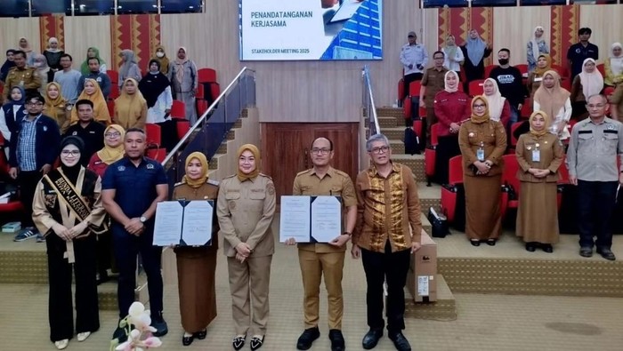Walkot Siska Karina Imran memimpin kegiatan Stakeholder Meeting di ruang Samaturu Balai Kota Kendari.
