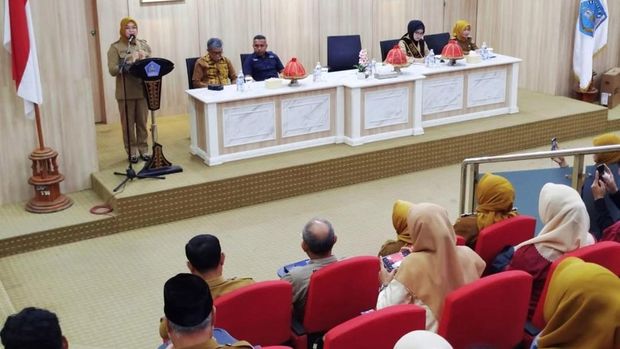 Walkot Siska Karina Imran memimpin kegiatan Stakeholder Meeting di ruang Samaturu Balai Kota Kendari.