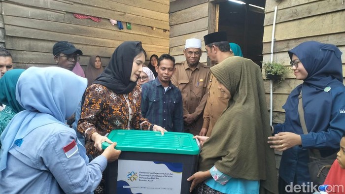 Wamendukbangga Ratu Ayu Isyana Bagoes Oka saat melihat langsung potret keluarga Syariful dan Nurlaila. (Foto: Agus Setyadi/detikSumut).