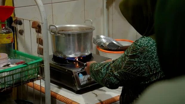 Warga memanfaatkan biogas dari Aiptu Andi Yoga.