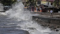 BMKG Stasiun Meteorologi Kelas I Sultan Baabullah Ternate mengeluarkan peringatan dini cuaca ekstrem yang mencakup gelombang tinggi mencapai 2,2 meter di perairan sekitar Maluku Utara dan warga yang tinggal di wilayah pesisir agar tetap waspada menghadapi potensi cuaca ekstrem yang dapat memicu gelombang tinggi. ANTARA FOTO/Andri Saputra