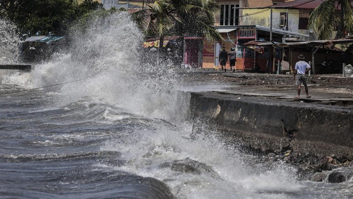 Seorang warga menghindari empasan gelombang tinggi yang menghempas ke batu pemecah ombak di Bastiong Ternate, Maluku Utara, Selasa (7/10/2025). BMKG Stasiun Meteorologi Kelas I Sultan Baabullah Ternate mengeluarkan peringatan dini cuaca ekstrem yang mencakup gelombang tinggi mencapai 2,2 meter di perairan sekitar Maluku Utara dan warga yang tinggal di wilayah pesisir agar tetap waspada menghadapi potensi cuaca ekstrem yang dapat memicu gelombang tinggi.ANTARA FOTO/Andri Saputra
