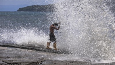 Waspada Gelombang Tinggi, Ombak Terjang Pesisir Maluku Utara
