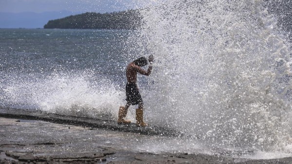 Waspada Gelombang Tinggi, Ombak Terjang Pesisir Maluku Utara