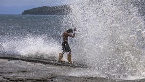 Waspada Gelombang Tinggi, Ombak Terjang Pesisir Maluku Utara