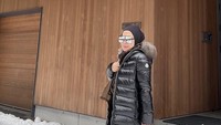 Baru-baru ini Aisyahrani, adik penyanyi Syahrini menjadi perbincangan hangat. Ia viral karena menu siomay di usaha kuliner Pawon Bu Cetar miliknya ketahuan menggunakan foto dari resep bikinan Chef Devina Hermawan. Foto: TikTok @aisyahrani55 / Instagram @syh55