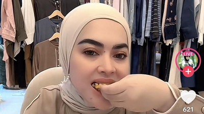 Aksi Aisyahrani, Adik Princess Syahrini Saat Jualan Sambal hingga Peyek