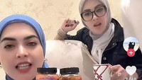 Kali ini Syahrani live jualan sambil mengajak sang kakak, Syahrini. Dengan gaya khas ‘manja’, Syahrini terlihat ikut mempromosikan dan meminta penonton segera check out sambal ini di keranjang kuning. Foto: TikTok @aisyahrani55 / Instagram @syh55