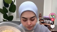 Selain sambal, manajer Syahrini itu juga jualan peyek Pawon Bu Cetarrr di TikToknya. Sambil makan ia sekalian menjawab pertanyaan netizen terkait apakah peyeknya bisa dikirim ke seluruh Indonesia atau tidak. Dengan tegas Aisyahrani menjawab, “Bisa tapi dengan catatan bubuk (hancur).” Foto: TikTok @aisyahrani55 / Instagram @syh55